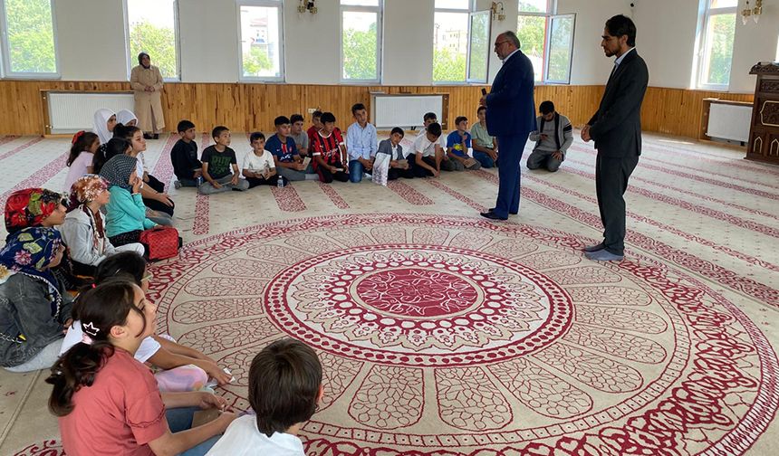 Çıldır'da camiye gelen çocuklar bilgide yarıştı