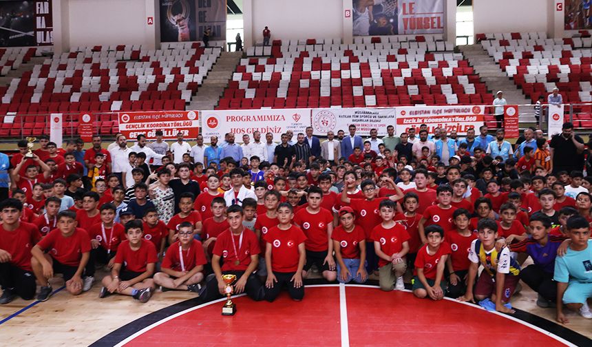 Elbistan'da öğrenciler şenlikle veda etti