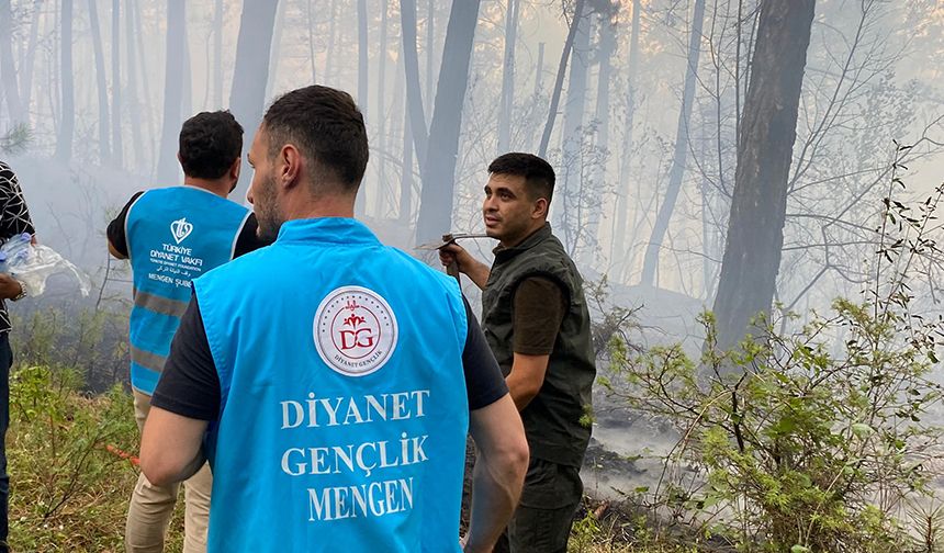 Mengen'de din görevlileri yangın söndürme çalışmalarına destek veriyor