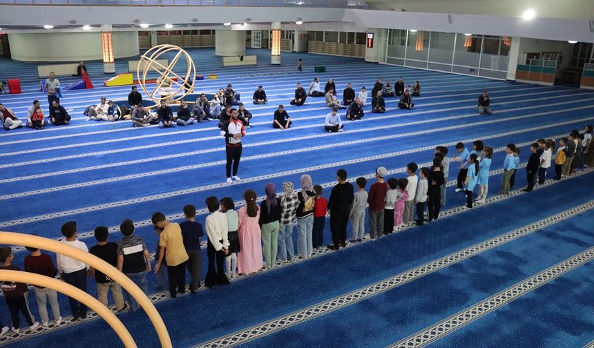 Erzincan'da çocuklar, 'Babalar ve Bebeler Camide' etkinliğiyle sporla buluşuyor
