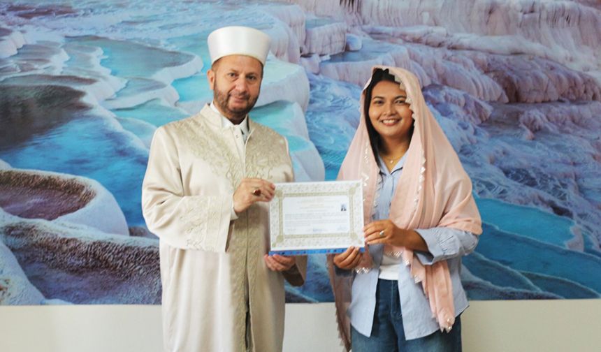 Taylandlı mühendis Apinya, İslam'ı seçti