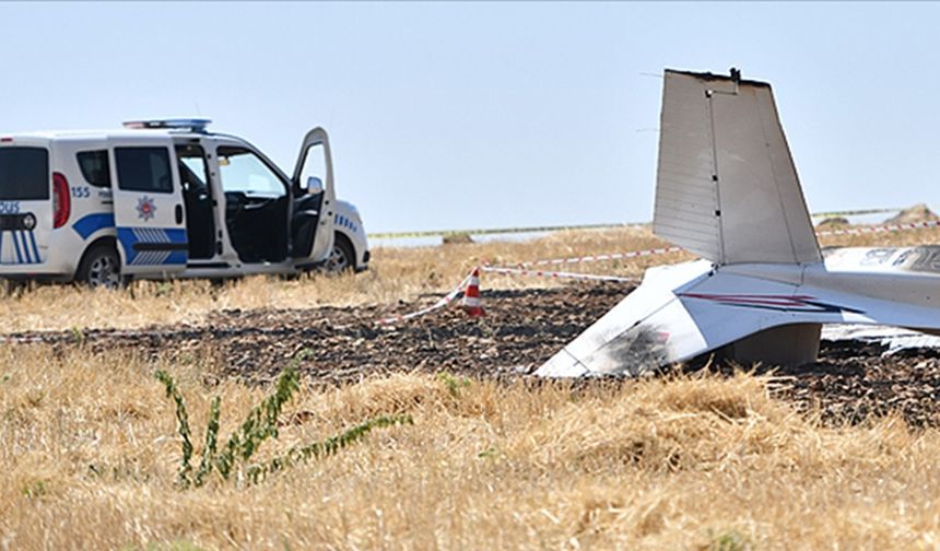İzmir'de eğitim uçağı düştü, pilot hayatını kaybetti