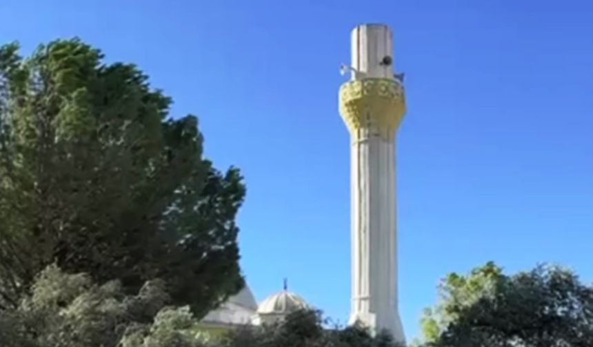 Menteşe'de şiddetli rüzgar minareyi yıktı