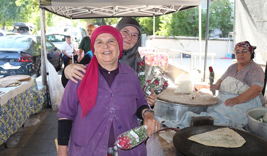 Pamukkale'de Hz. Peygamber anısına gül dağıtıldı