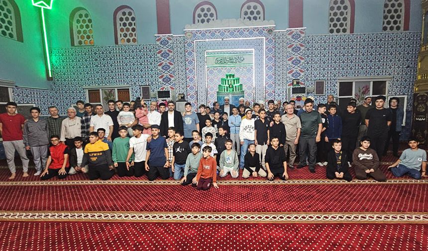 Adana'da imam hatipli gençler camide buluştu