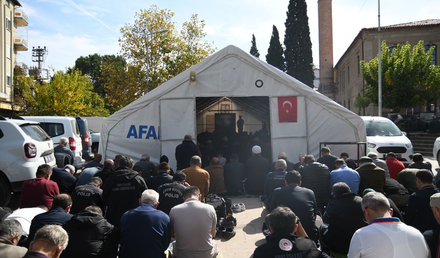Depremin merkezi Sındırgı'da cuma namazı Şerifpaşa Meydanı'nda kılındı