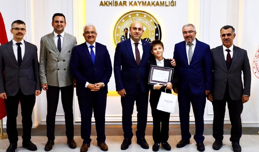 Akhisar Kaymakamı Can, Türkiye üçüncüsü hafızı ödüllendirdi