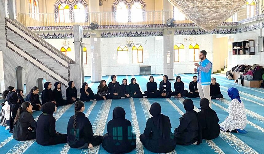 Bağlar'da gençler camide buluşuyor