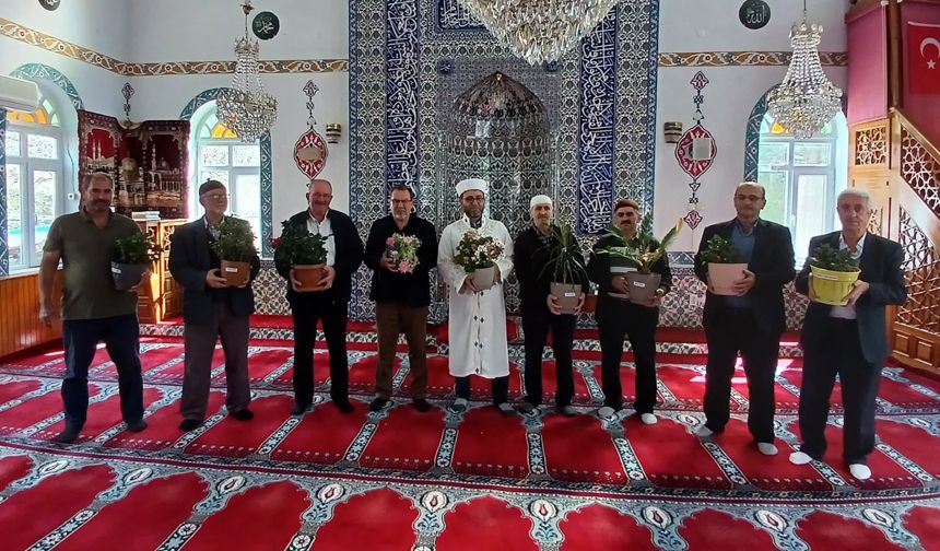 Din görevlisi Caner, çiçeklerle cemaati camiye bağladı