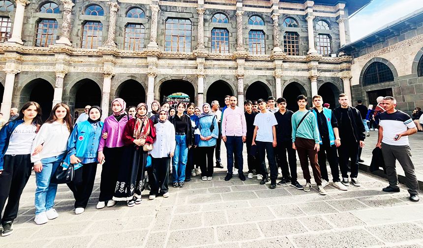 Çelikhan Diyanet Gençlik'ten Diyarbakır'a kültürel gezi