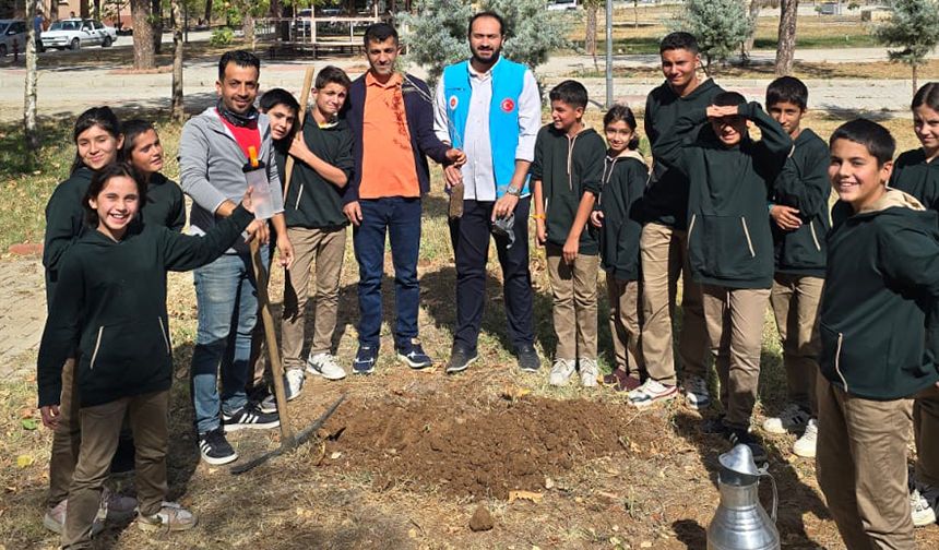 Pütürge'de öğrenciler Gazze için fidan dikti