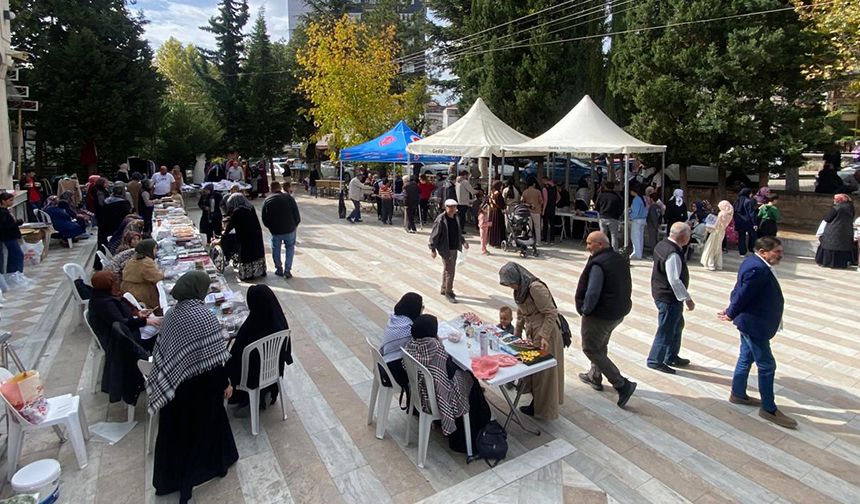 Gediz'de hayır çarşısı yoğun ilgi gördü