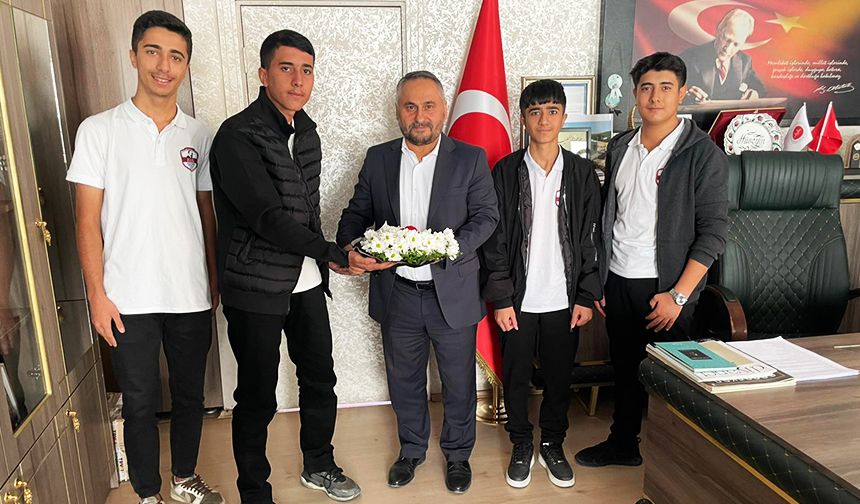 Hakkarili gençlerden Müftülüğe ziyaret