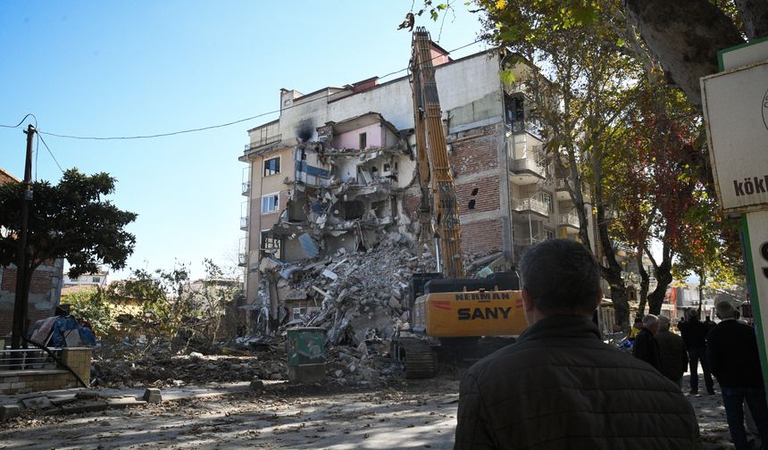 Sındırgı'da ağır hasarlı binaların yıkımı ve enkaz kaldırma işlemleri devam ediyor