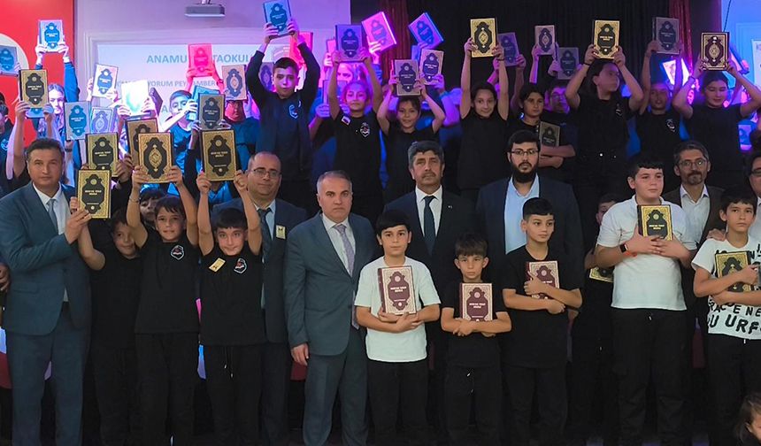 Anamur'da öğrencilere Kur'an hediye edildi