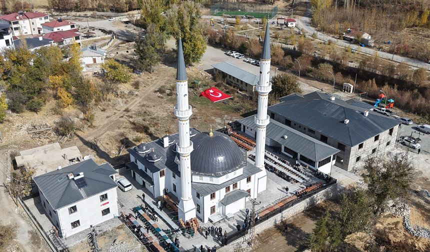 Elbistan'da depremde yıkılan cami yeniden inşa edilerek ibadete açıldı