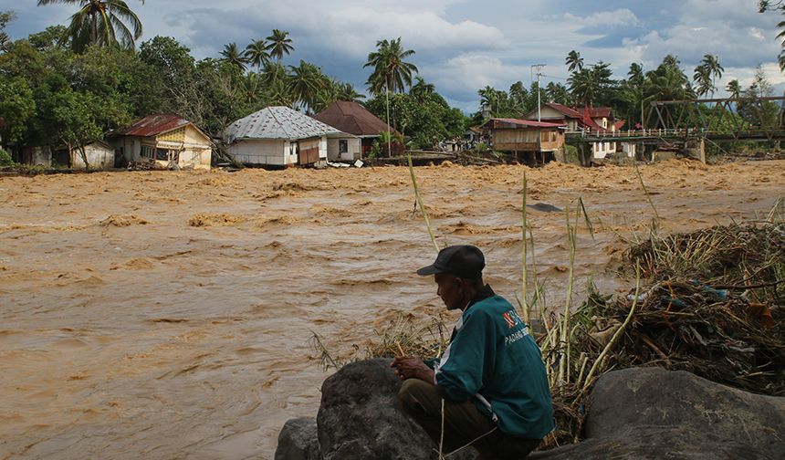 Endonezya'da şiddetli yağışların yol açtığı afetlerde ölenlerin sayısı yükseliyor