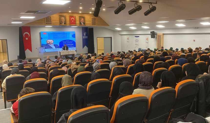 Yazar Taha Kılınç Esenler'de gençlerle buluştu