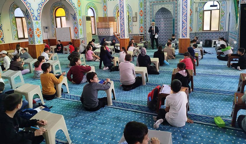 Köşk'teki gençler, camide bilgide yarıştı