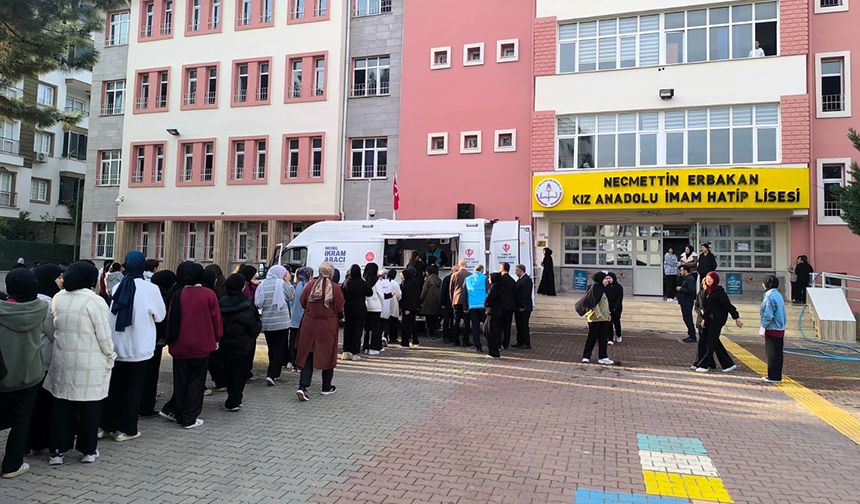 Osmaniye'de öğrencilere sıcak ikram