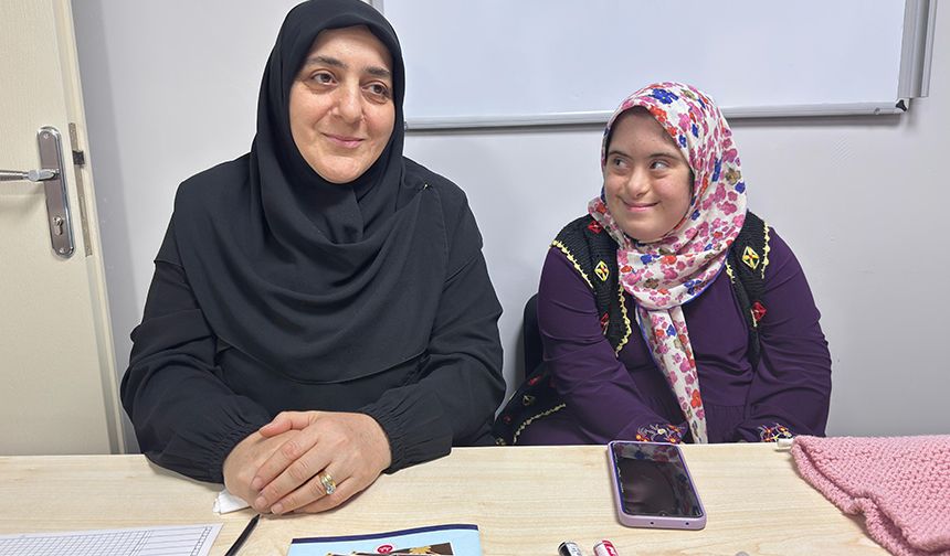 Hayatını down sendromlu kızına adayan anne, 45 yaşında hafız oldu