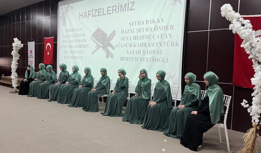 Ardeşen'de hafızlara taçlarını velileri giydirdi