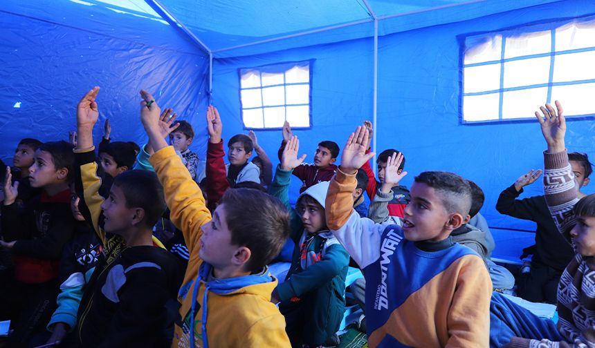 Gazze'deki çadırlarda eğitime devam ediyorlar