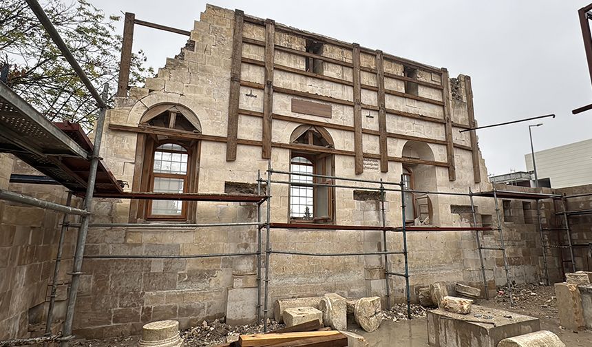 DEPREMDE YIKILAN TARİHİ CAMİLER AYAĞA KALDIRILIYOR