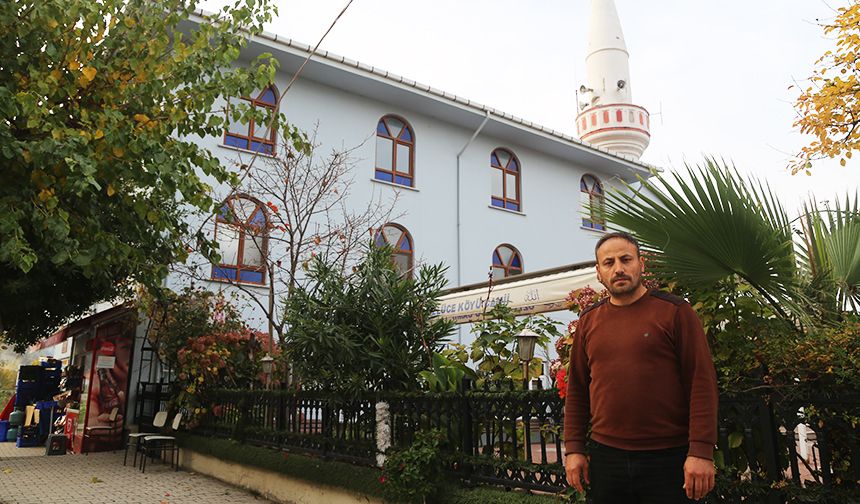 Görev yaptığı caminin çevresini ve köyü çiçeklerle donattı