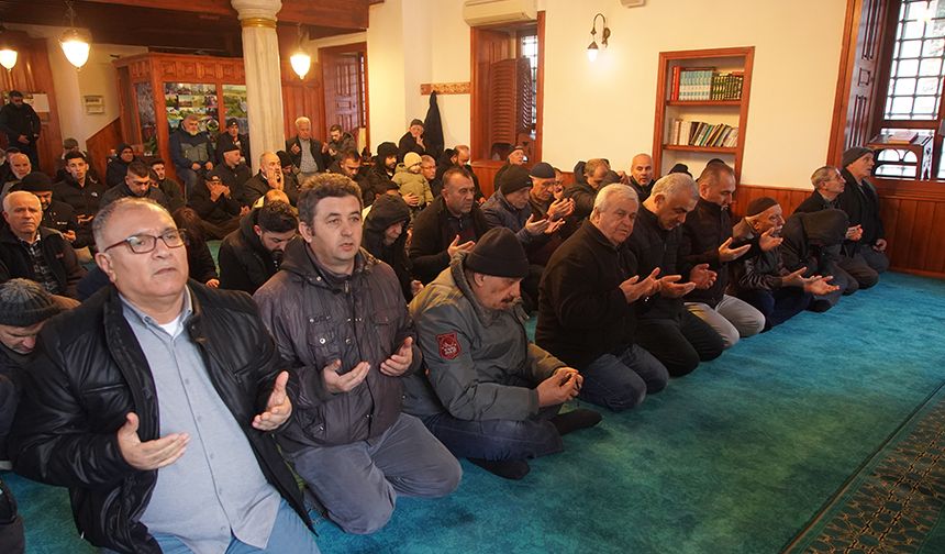 Edirne'deki Dar'ül Hadis Camii'nde dua geleneği yaşatılıyor
