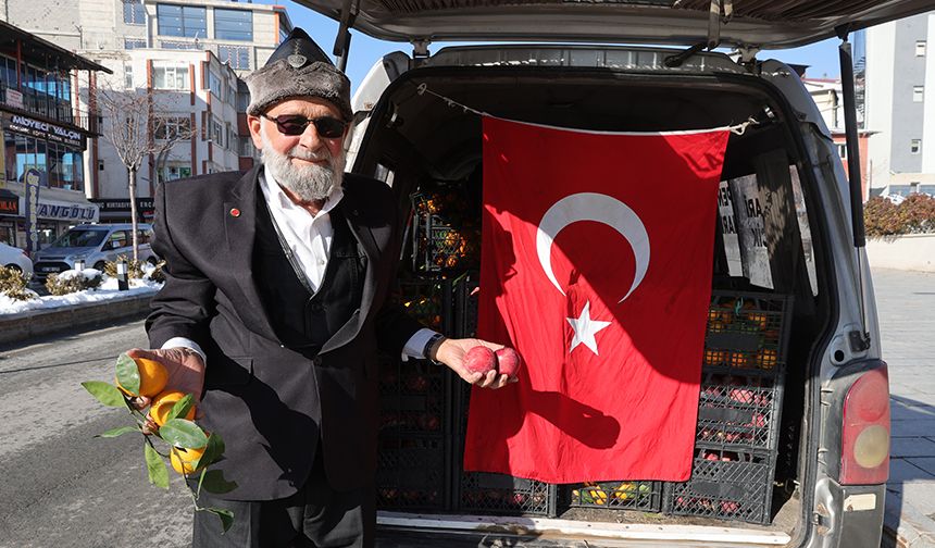 "Elmacı Dede" Hakkari'deki askerlere ikramda bulundu