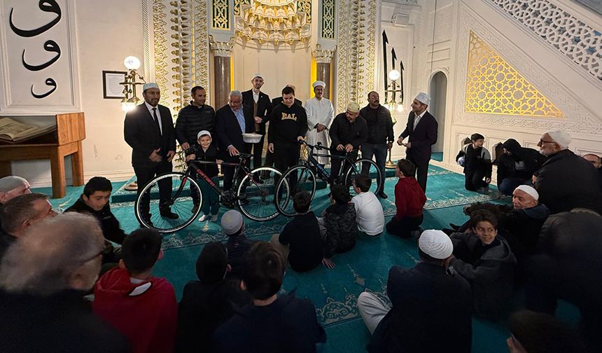 Erdek'te gençler sabah namazında buluştu