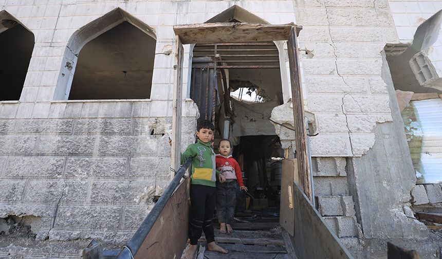 Cibaliya’daki yıkılmış camide hayata tutunuyorlar