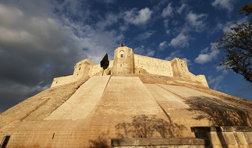 Depremde hasar gören Gaziantep Kalesi sağlamlaştırıldı
