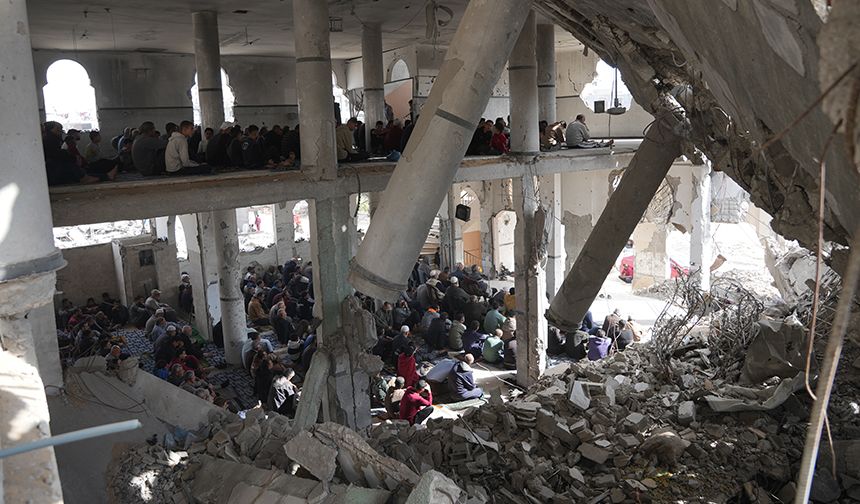 GAZZE'DEKİ CAMİ ENKAZINDA CUMA NAMAZI KILINDI