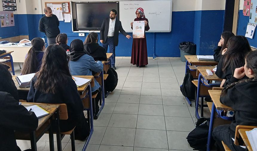 Hakkari'de "Umre Ödüllü Gençlik Bilgi Yarışması" tanıtıldı