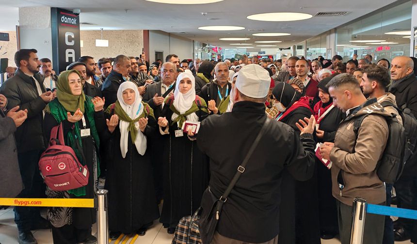 Hakkarili umreciler dualarla uğurlandı