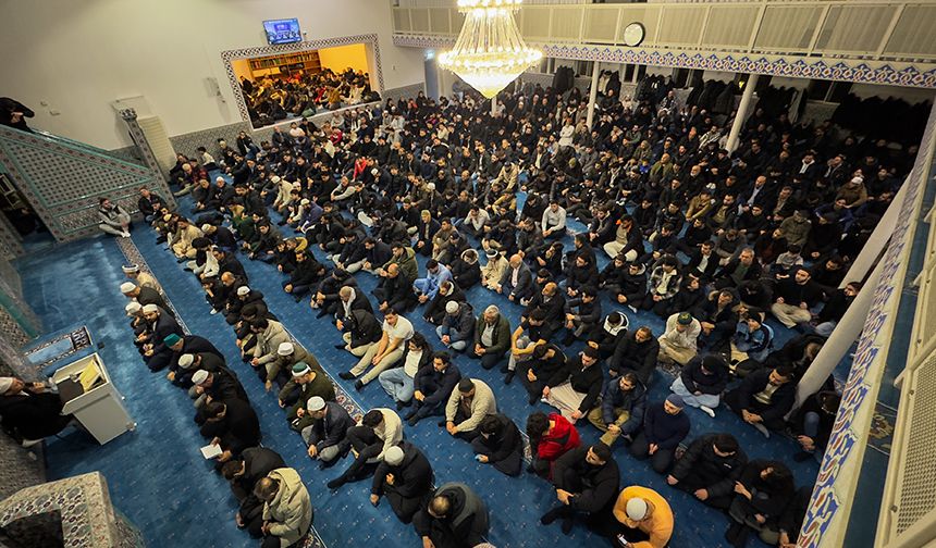 Hollanda'da 1300 genç sabah namazında buluştu