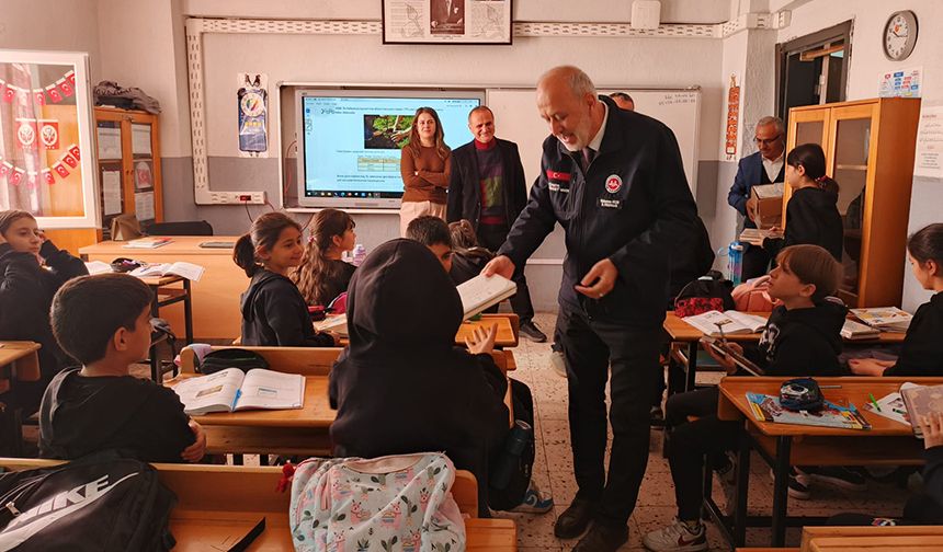 Isparta'da öğrencilere Kur'an hediye edildi