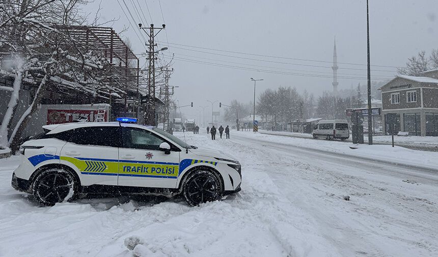 Bingöl-Erzurum kara yolu kar nedeniyle trafiğe kapatıldı