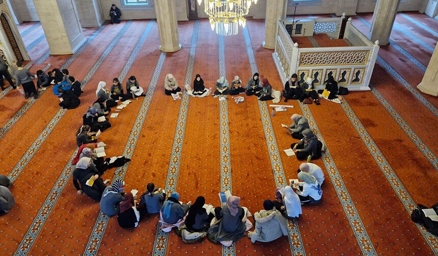 Kastamonu'da gençler camide "Kitap Okuma Etkinliği" yaptı