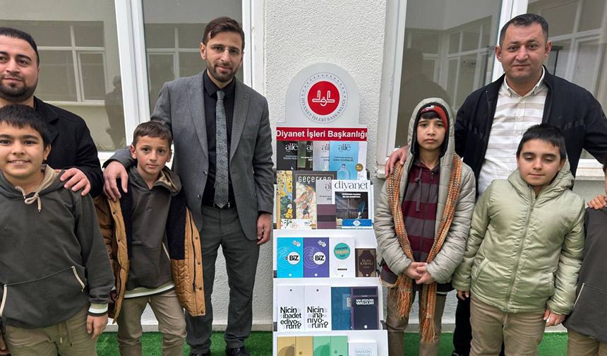 Doğanşehir'deki okullara Diyanet Kitap stantları kuruldu