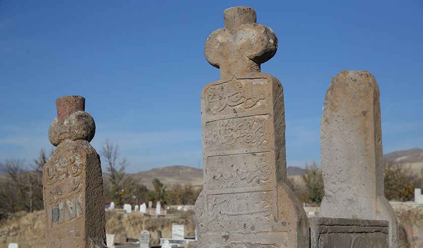 Kayseri'de Türk boyları ve Osmanlı dönemi bezemeli mezar taşları belgelendi