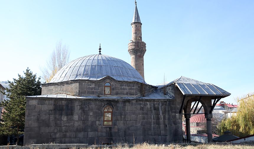 Erzurum'daki Şeyhler Camii minaresindeki güneş saatiyle dikkati çekiyor