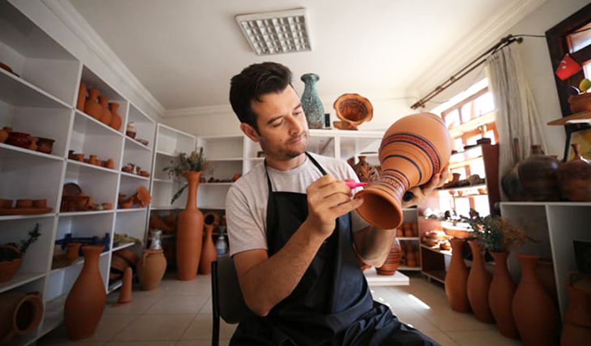 ZİKİRLE ÇÖMLEK SANATINI GELECEĞE AKTARIYOR