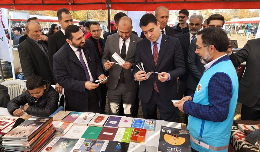 Toprakkale'de aile standına ilgi