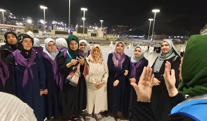 İşitme engelliler rehber eşliğinde umre yaptı