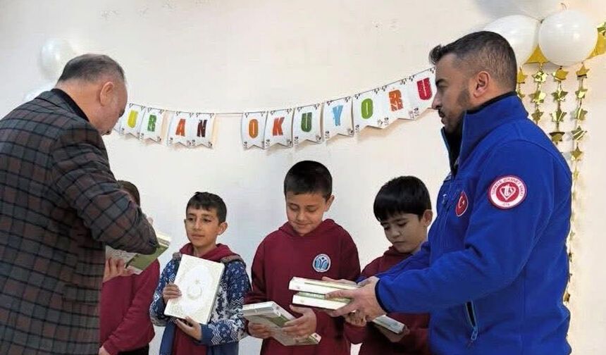 Adana'da öğrencilere Kur’an-ı Kerim hediye edildi