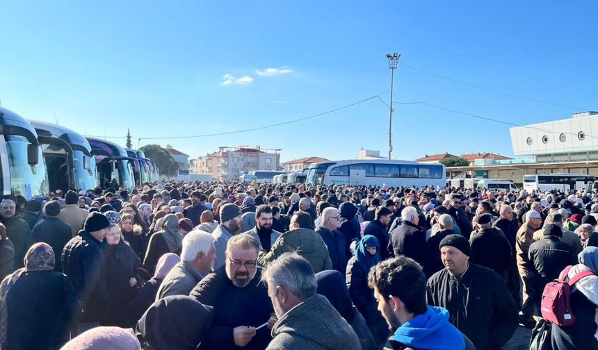 Akhisarlı umreciler dualarla yola çıktı