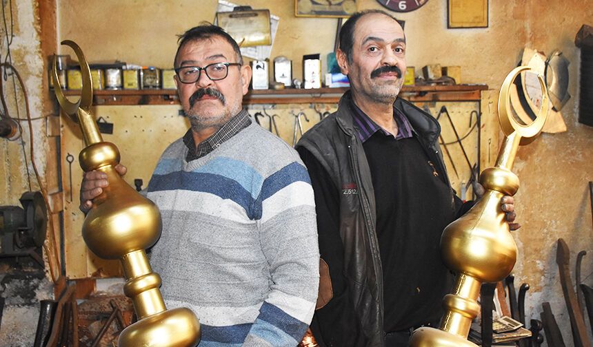 USTA KARDEŞLER, DÜNYADAKİ CAMİLERE DE ALEM YAPIYOR